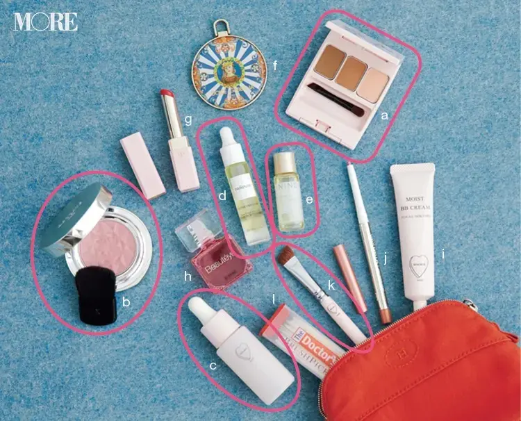 アイブロウやチークやヘアオイルが入ったイガリシノブのメイクポーチの中身