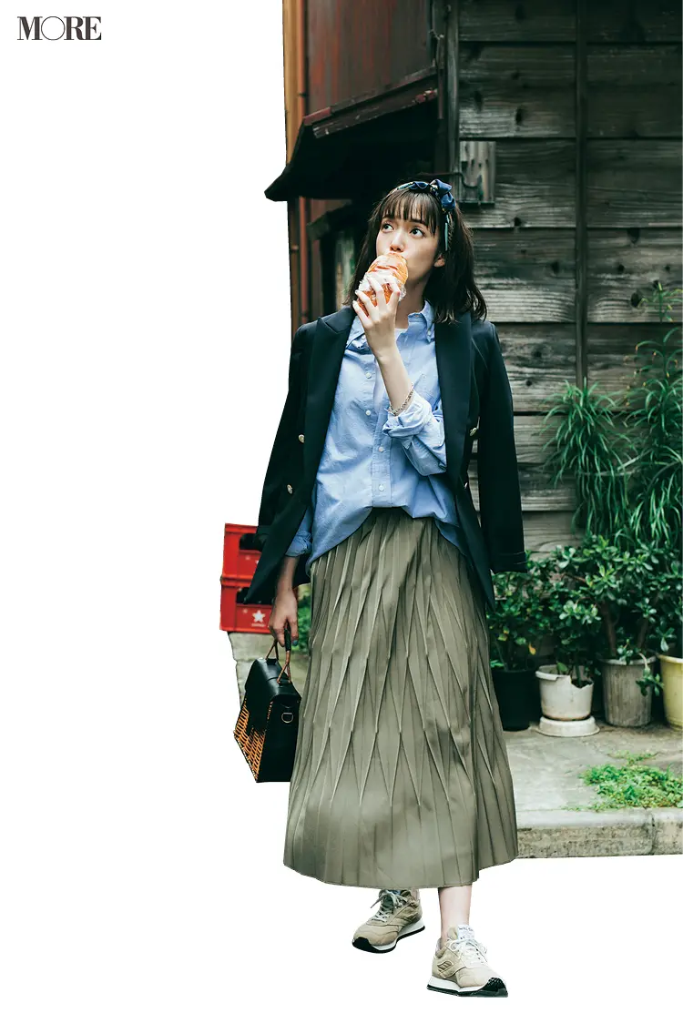 シャツ×プリーツスカートにジャケットをはおってスニーカーをはいた佐藤栞里