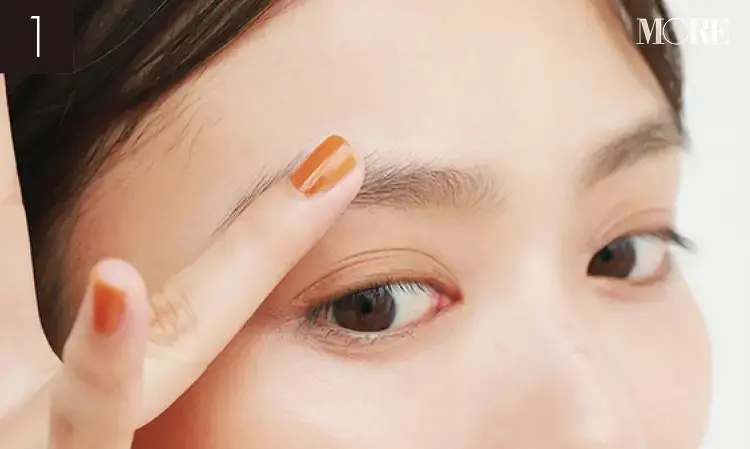 プレストパウダーを指で眉全体に