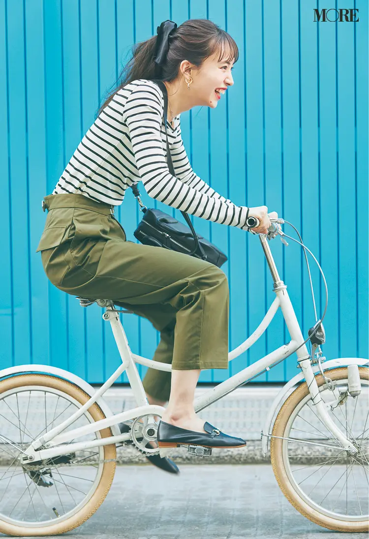 ボーダートップスとミリタリー風パンツコーデで自転車に乗った井桁弘恵