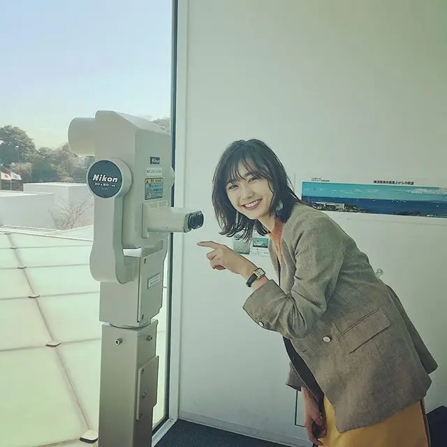 鈴木友菜が撮影中にはしゃぐ姿にスタッフ一同メロメロ♡【撮影オフショット】_1