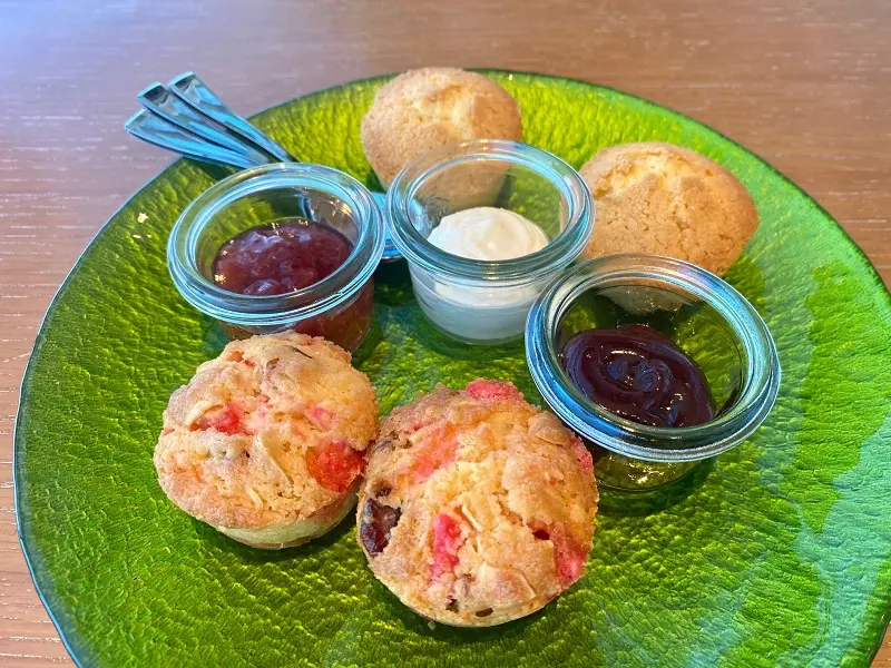 「Strawberry Party～蝶が舞うギャラリーアフタヌーンティー～」のスコーンプレート