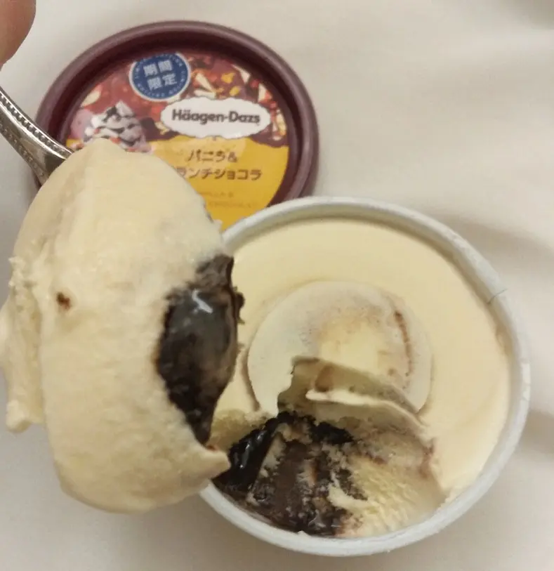 『ハーゲンダッツ』の「バニラ&クランチショコラ」パッケージと実物