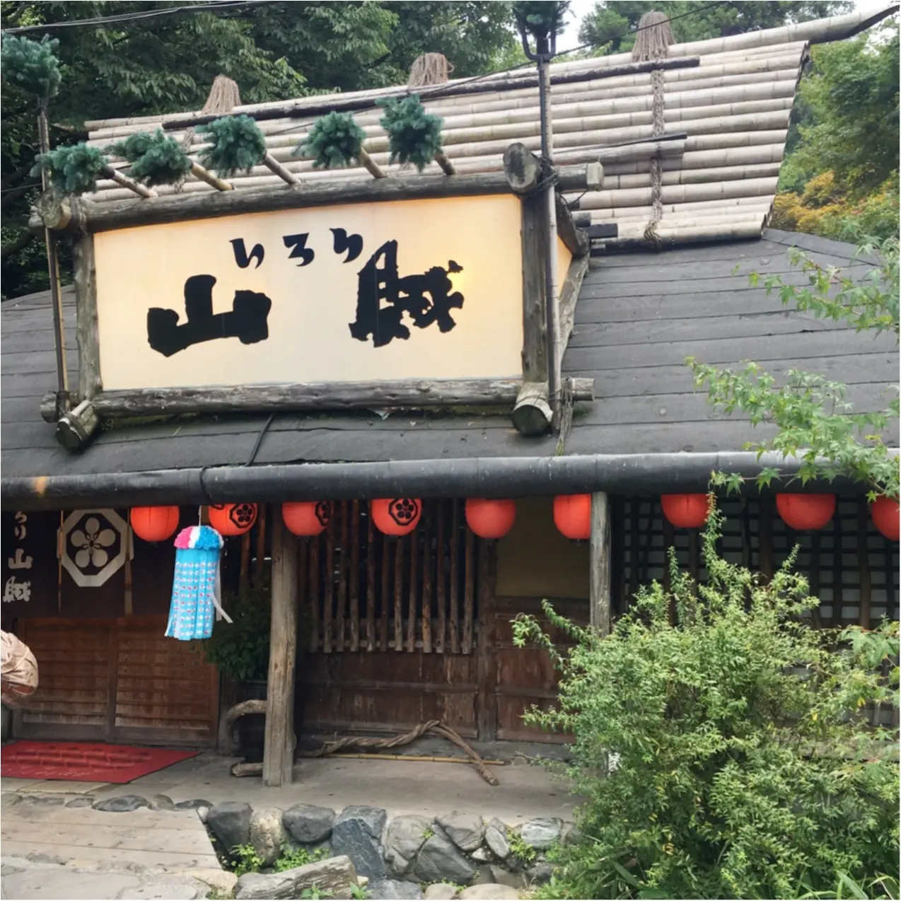 《 山奥にこんなところがあるなんて…!?》毎日がお祭り♡まるでテーマパークのような○○レストランって知ってる? 噂のお店に行ってみました♡_3