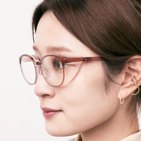 花粉症の人におすすめのメガネ　JINSプロテクトをかけた横顔