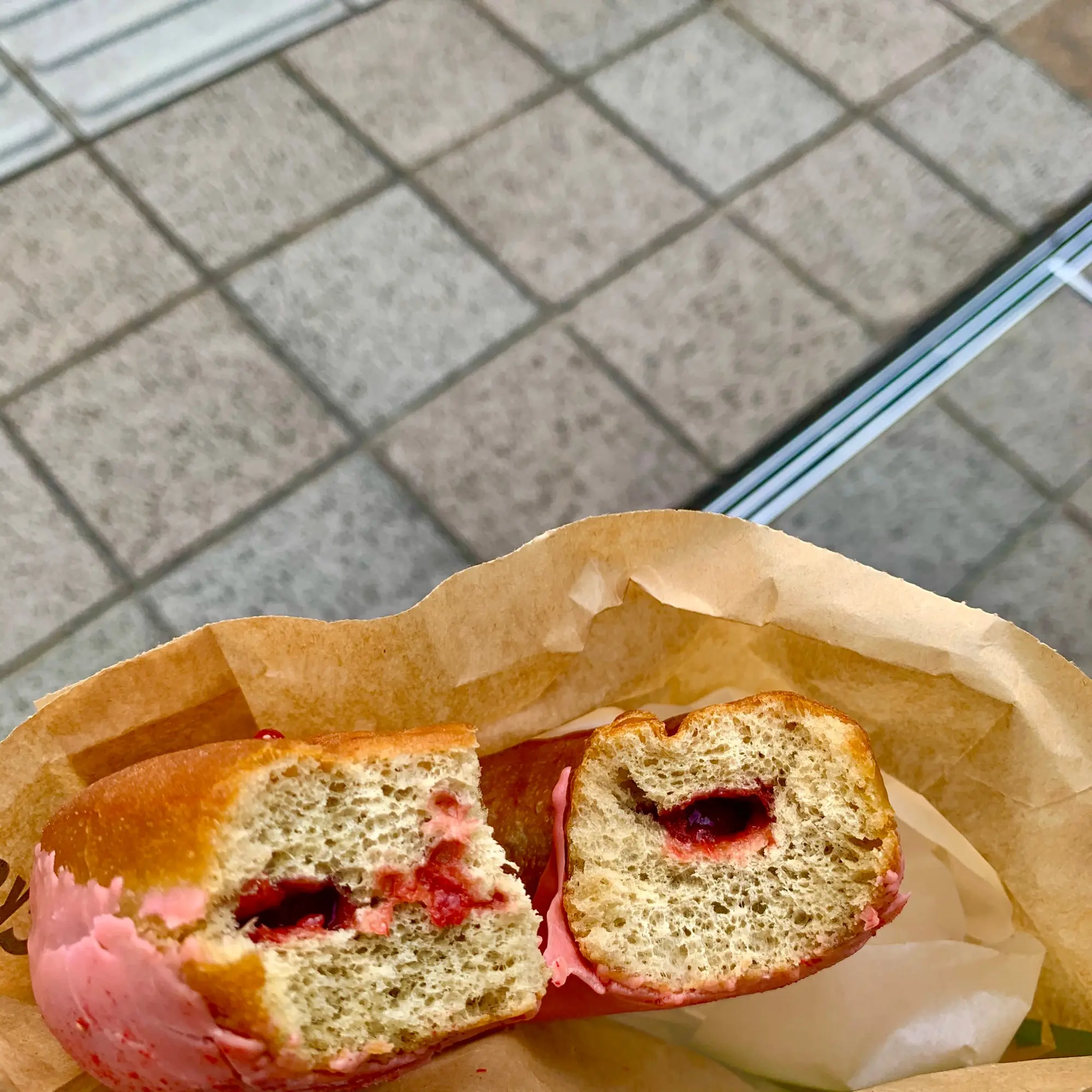 《レジ横foodに注目❤️》4月に食べれなかった念願の【スタバ】いちごソースドーナツが美味しすぎる☻!_2