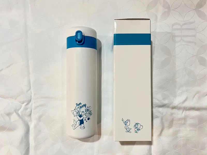タリーズ新作、トムジェリコラボグッズ「【オンラインストア限定カラー】トムとジェリー ワンプッシュボトル（ブルー×ホワイト）」