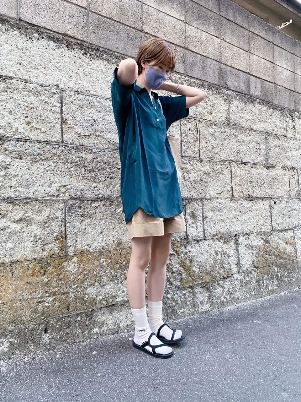 ユニクロユーのシャイニーレーヨンポロチュニックのコーデ