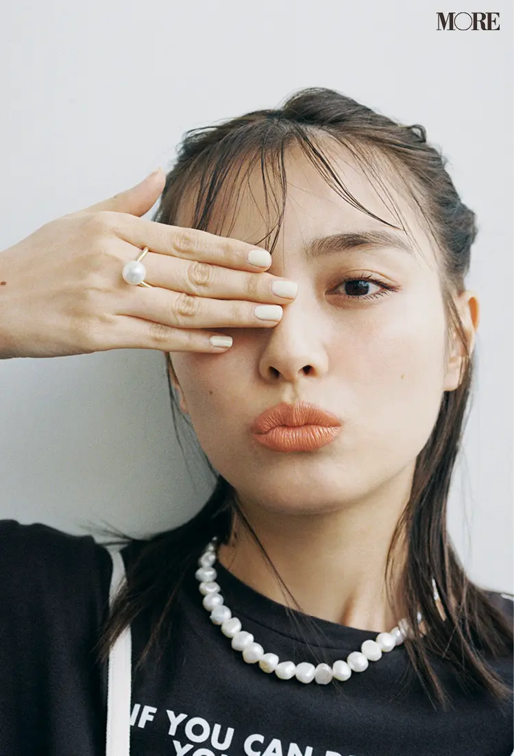 人気のバロックパールはTシャツに合わせるのがおしゃれ