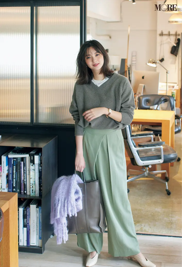 白TシャツにVネックのグレージュニットを重ねた新川優愛