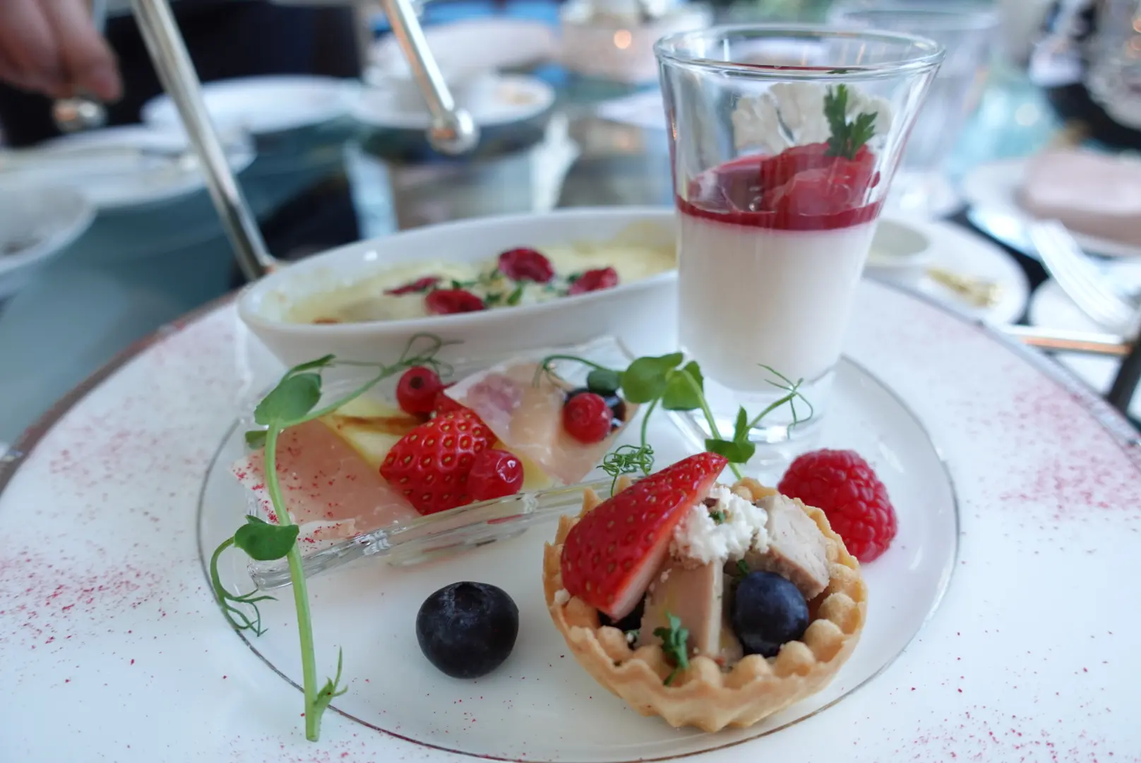 【大阪】ウェスティンホテル大阪の「Berry Berry アフタヌーンティー」でいちごを堪能!お庭に鯉も泳いでいて癒やされた_4