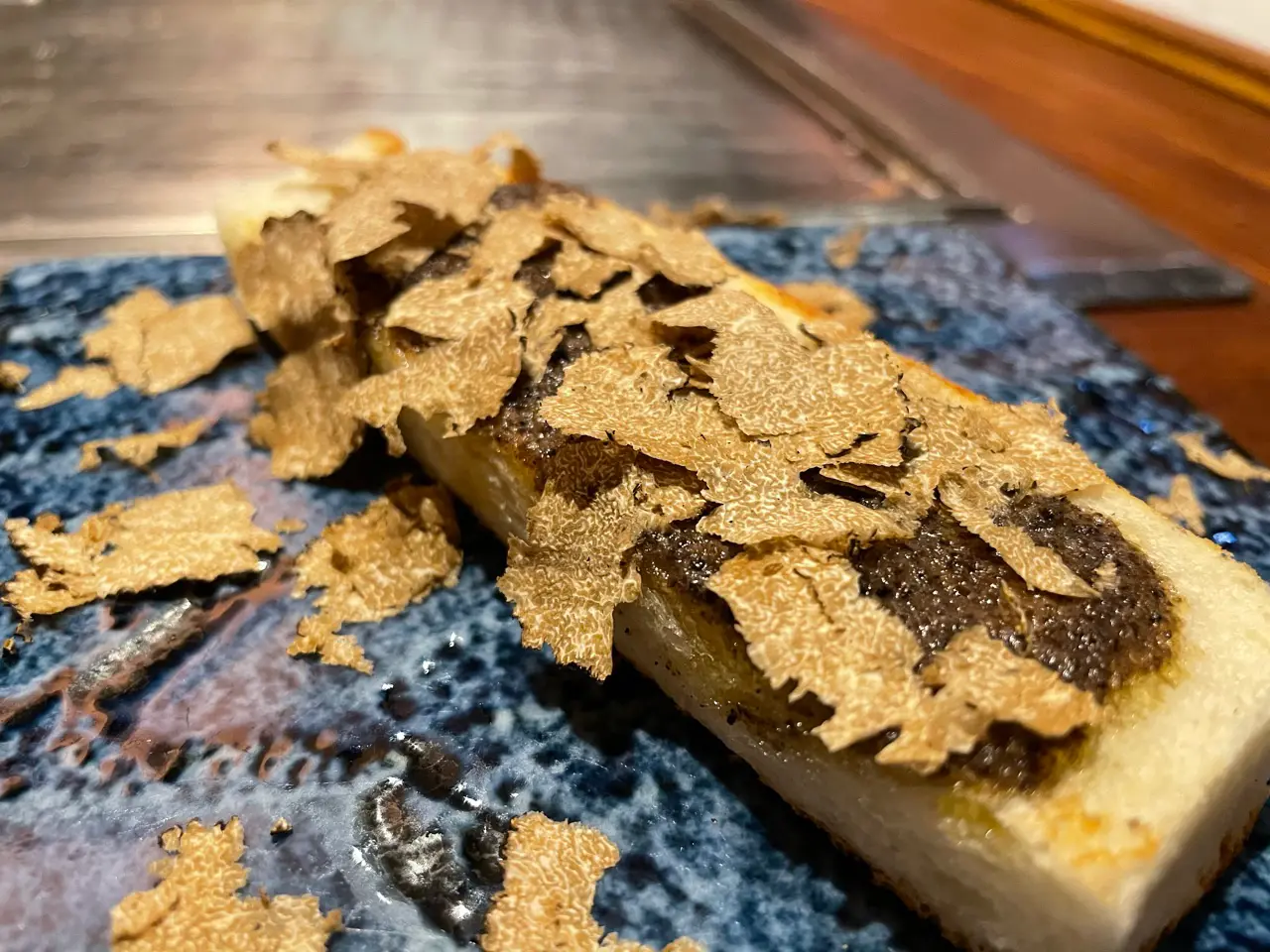 くずし鉄板あばぐらのフルコースで食べられるトリュフバターパン