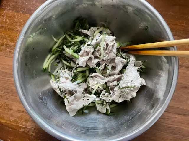 豚肉と野菜を和える