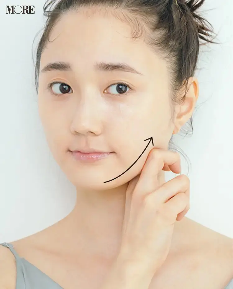 第二関節であご先をはさんで耳たぶの下までじっくり引き上げる