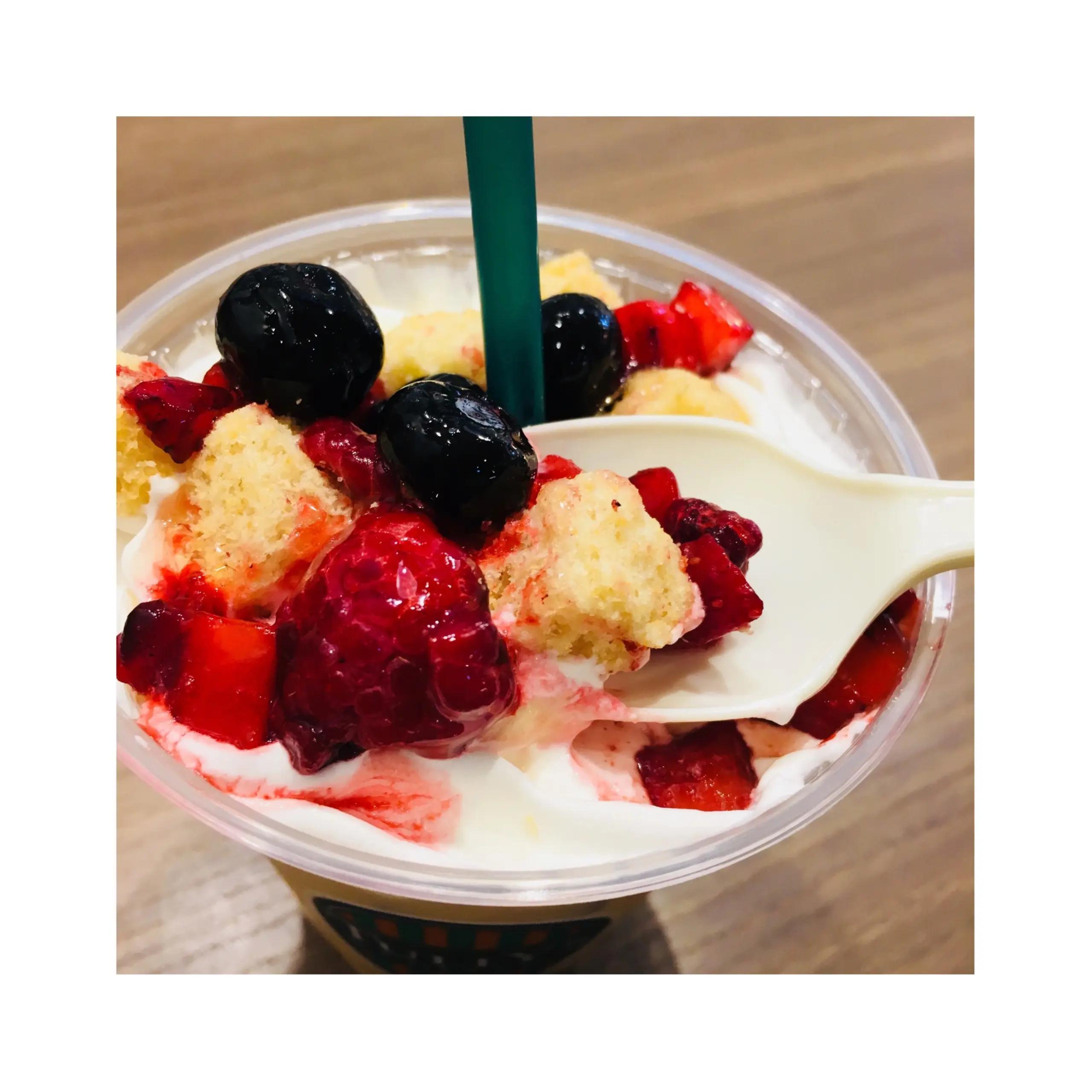 《本日4/20から期間限定発売!》ごろごろフルーツたっぷり*デザート感覚で飲める★【TULLY'S】メープルハニートーストラテが美味しい❤️_3