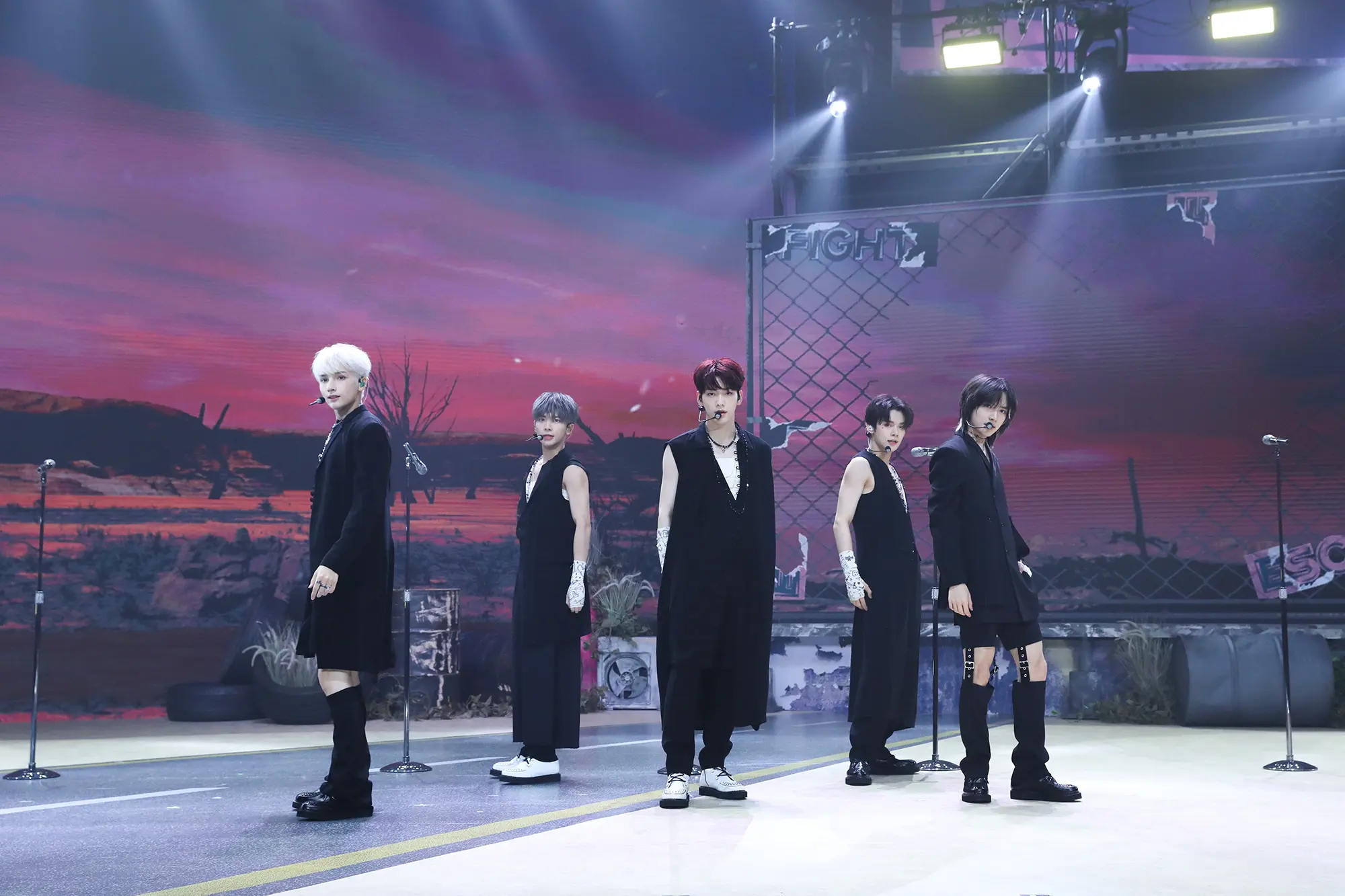 パフォーマンスをするTOMORROW X TOGETHER