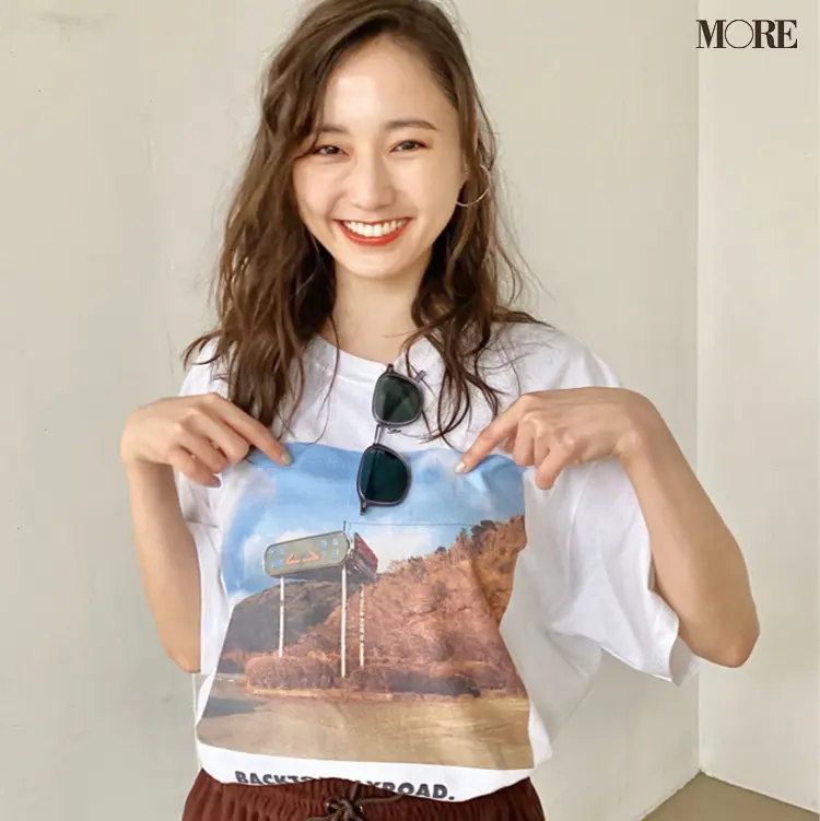 鈴木友菜がTシャツを見て爆笑! その理由は? 【モデルのオフショット】_1