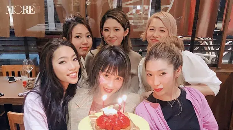 女友達と写真を撮るトモカさん