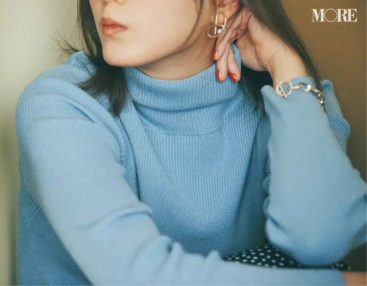 水色のニットを着てブレスレットとピアスをつけた本田翼の首もと