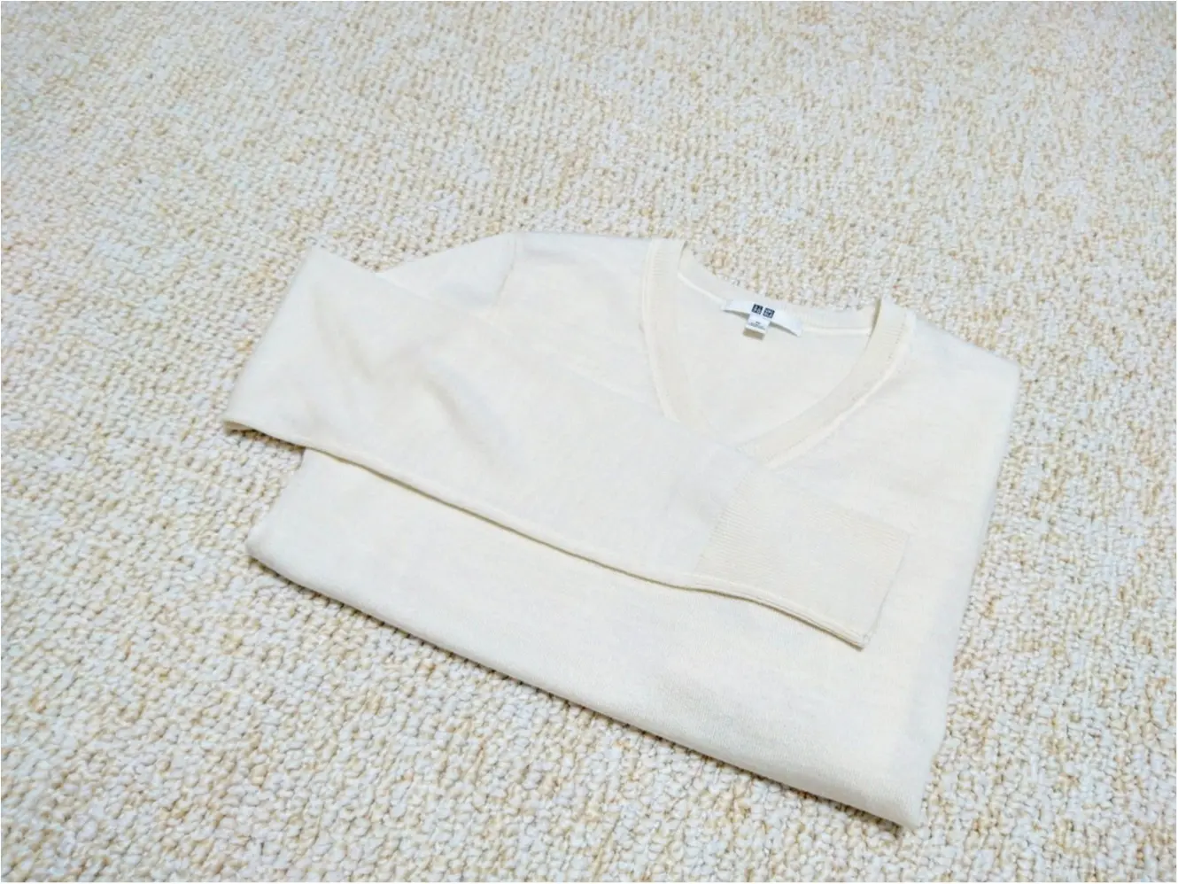 【ファッション】プチプラが嬉しい♪ONからOFFまで着回し力抜群!UNIQLO (ユニクロ)『エクストラファインメリノ Vネックセーター』_1