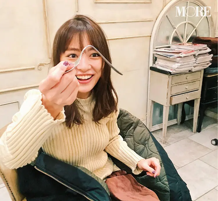 内田理央がスプーン曲げ!? ドヤ顔もおちゃめすぎ♡【モデルのオフショット】_1