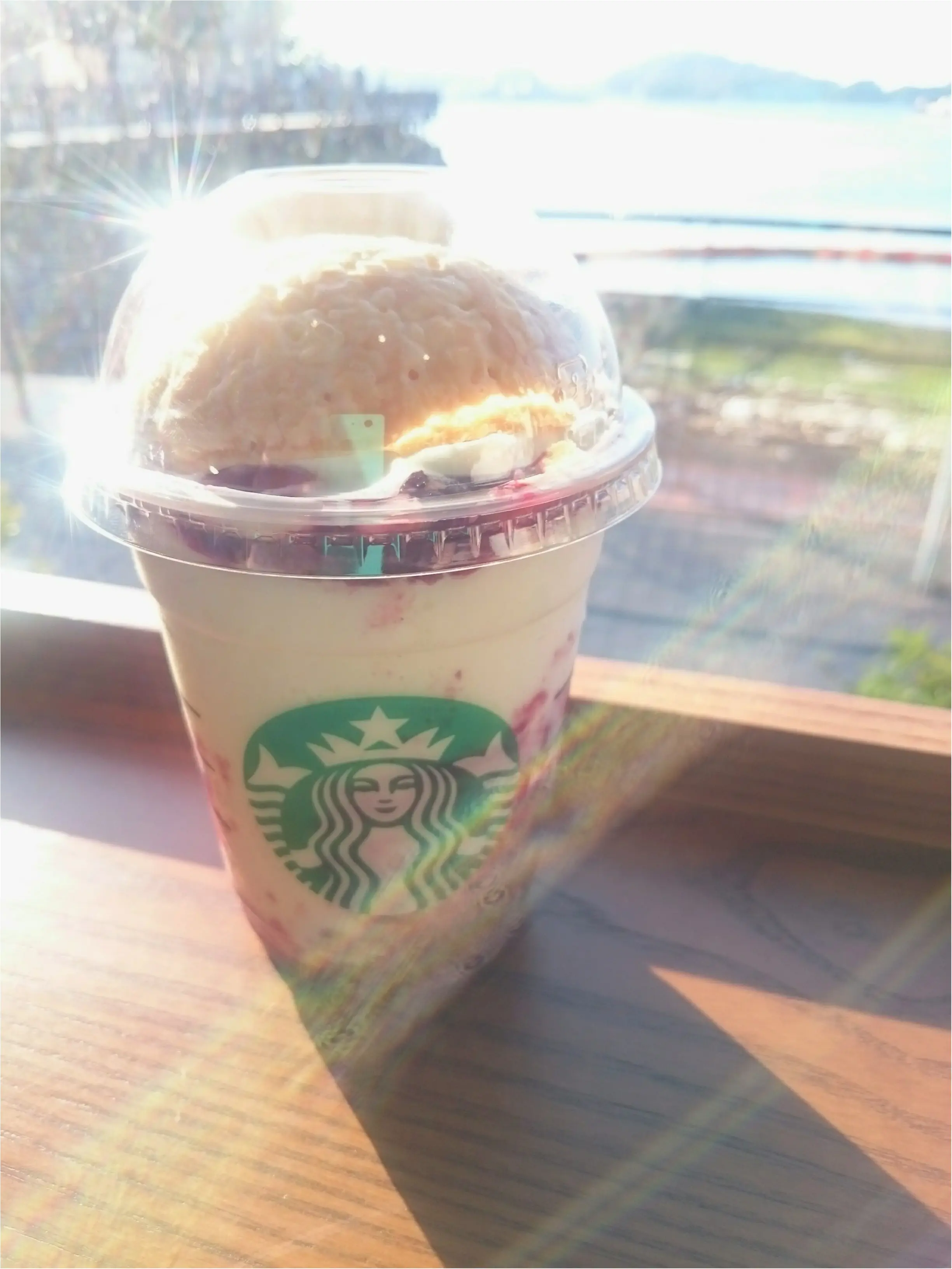 【海が見えるスタバ】【一度は行きたい景色のいいスタバ】港を見ながら○○名物にかけてアメリカンチェリーパイフラペチーノをいただきました♪_7