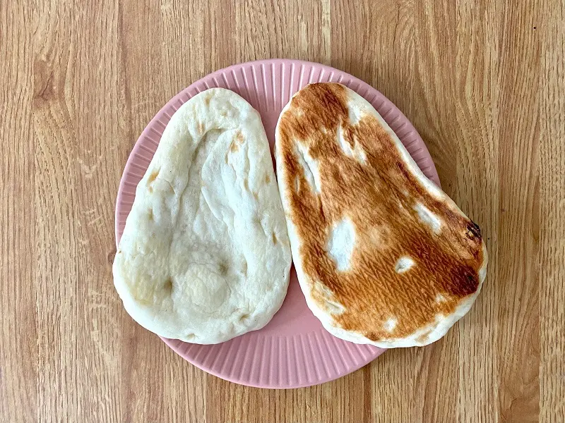 おすすめコンビニご飯【セブン₋イレブン】の「ミニナン」を袋から取り出し、お皿に並べた様子