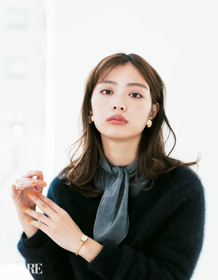見慣れたニットが「まるで別人」☆ 首もとコーデ次第でクルー&Vネック6変化! 記事Photo Gallery_1_9
