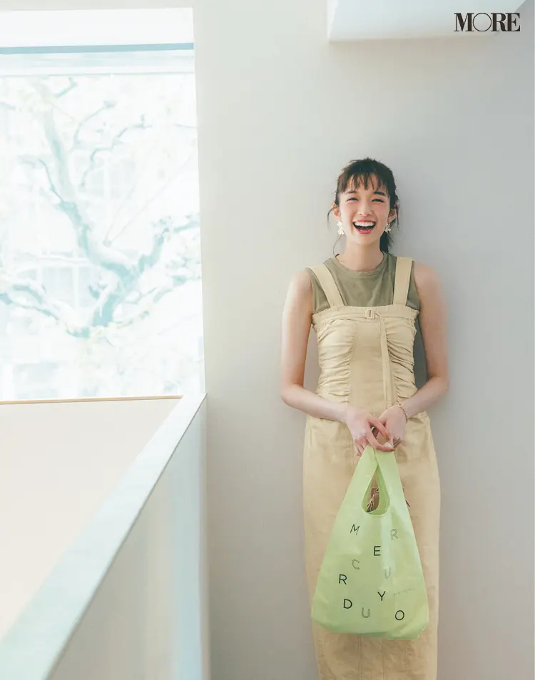 モアの付録のエコバッグを持った佐藤栞里