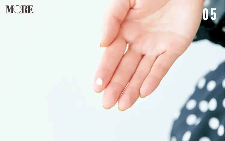 梅雨どきの前髪のうねりを生かして、上品でこなれた雰囲気に。ヘアアレンジ「ゆるカールバング」でおしゃれ度をアップ♡_8