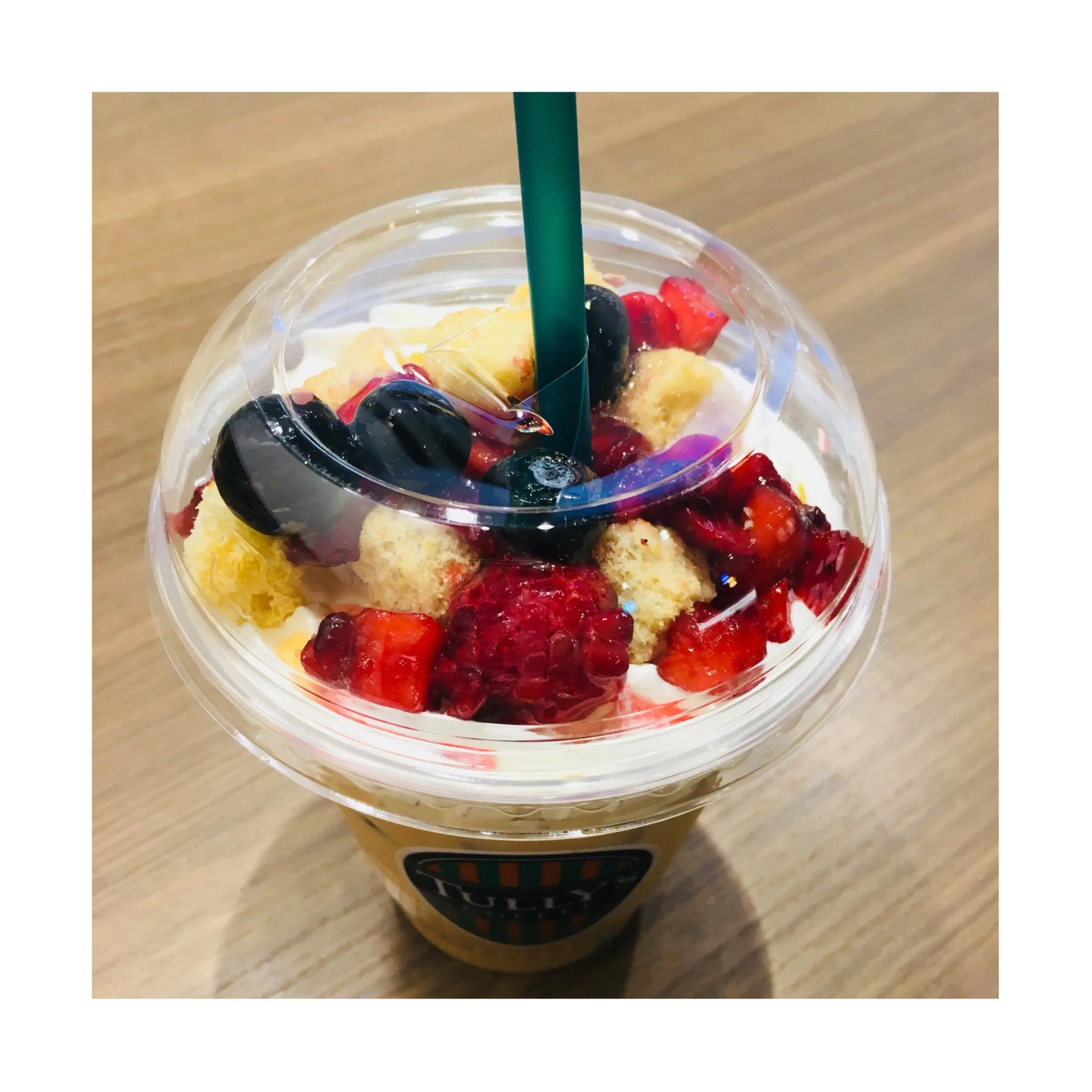《本日4/20から期間限定発売!》ごろごろフルーツたっぷり*デザート感覚で飲める★【TULLY'S】メープルハニートーストラテが美味しい❤️_2