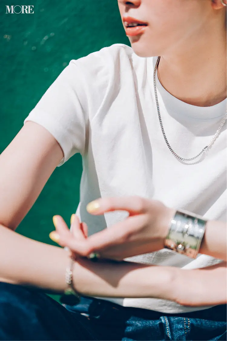 首の詰まったTシャツがフレンチシックコーデにおすすめ