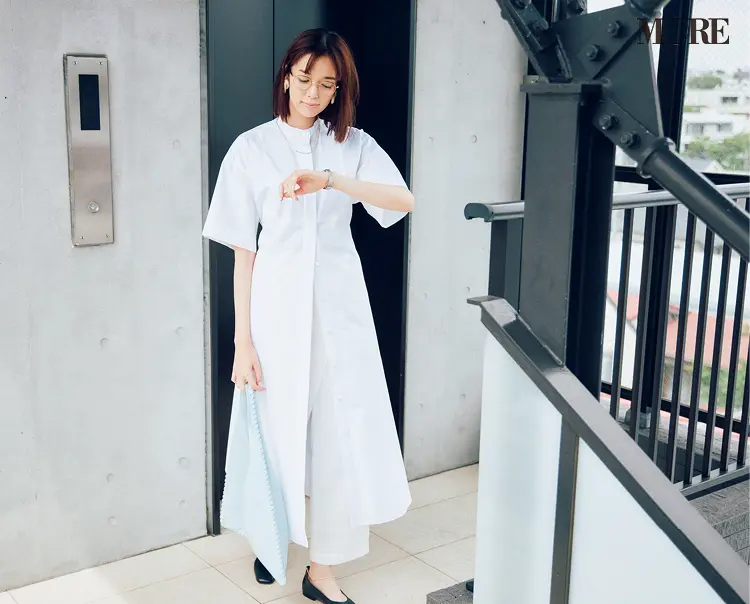 白のシャツワンピース×白パンツコーデでメガネをかけた佐藤栞里