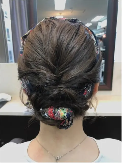 【ヘアアレンジ】スカーフを使って、いつものコーデをランクアップ★_2