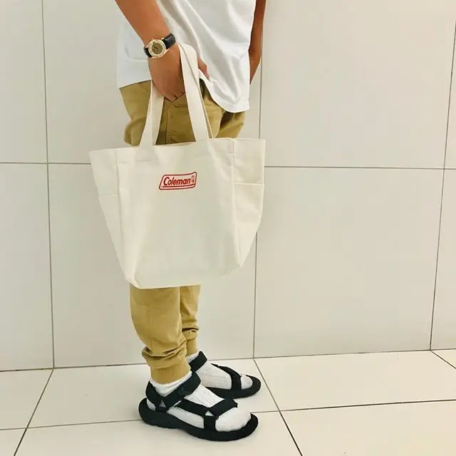 彼とのシェアもアリ♡ MORE10月号付録『Coleman』のキャンバストートをメンズが持つと……!?_1