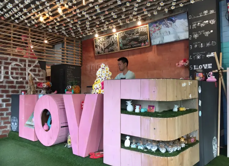 【女子旅におすすめ】LOVEがあふれたスムージー屋さんを発見♡♡インスタ映え間違いなしの《カラフルスムージー》@MAGENTA n blue 恩納村_4