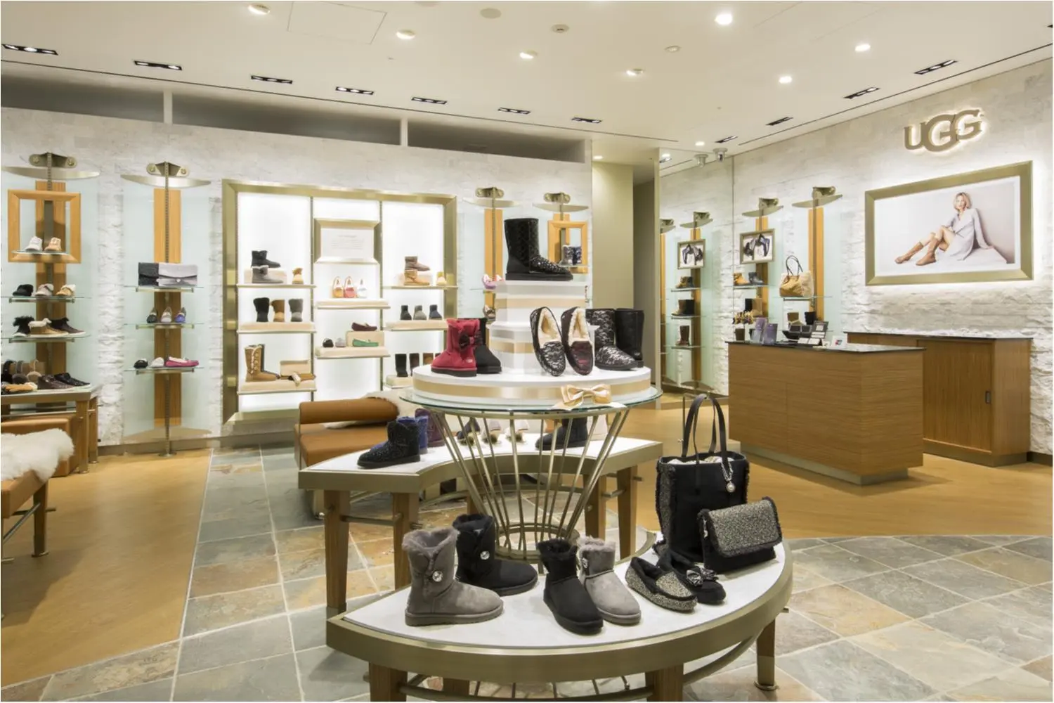 この冬もシープスキンブーツに頼りきり! UGG®が東京ミッドタウンに登場☆_1