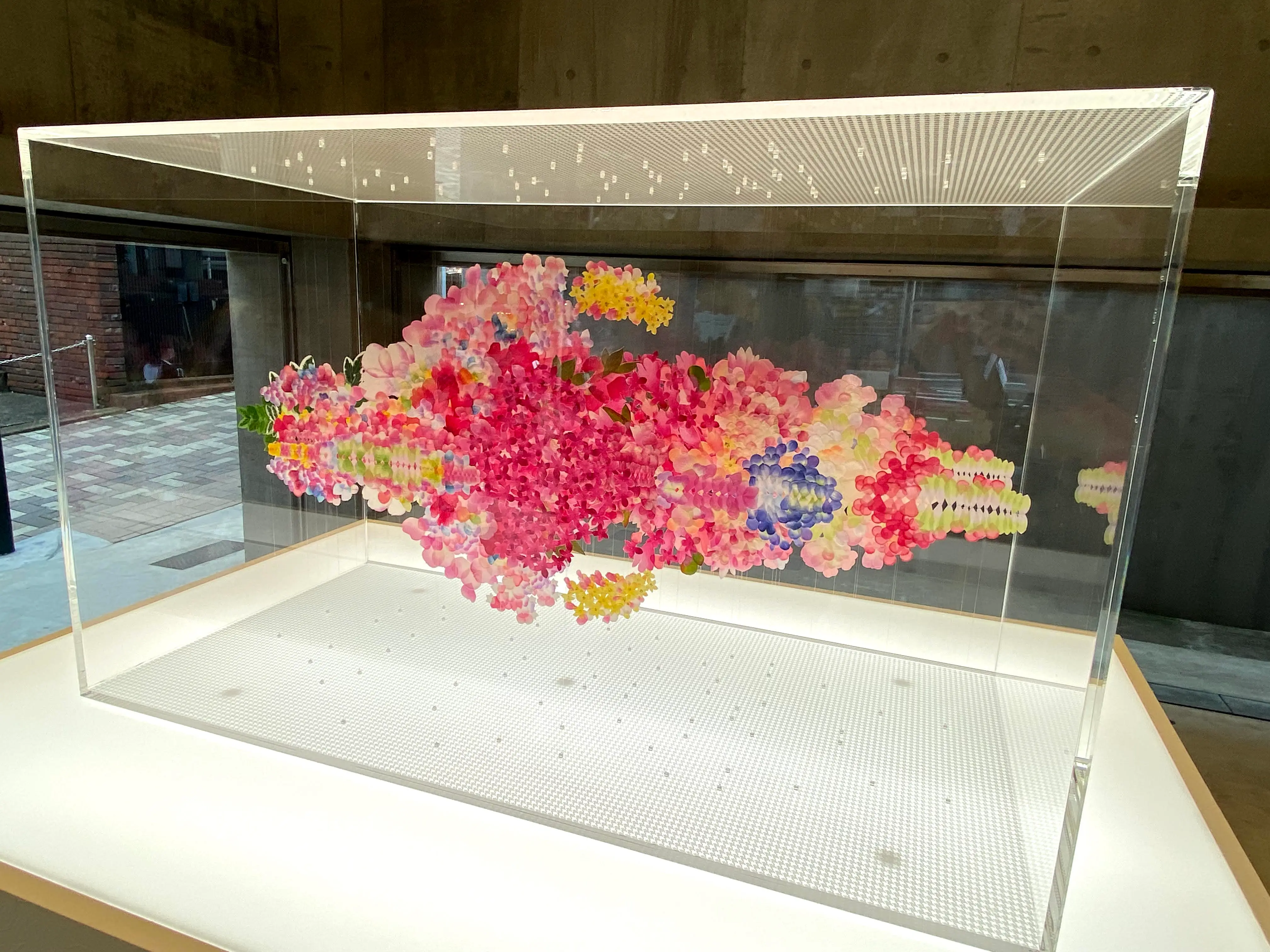 荒神明香さん Reflectwo for Miss Dior(2021年、造花の花びら、テグス、アクリル板)