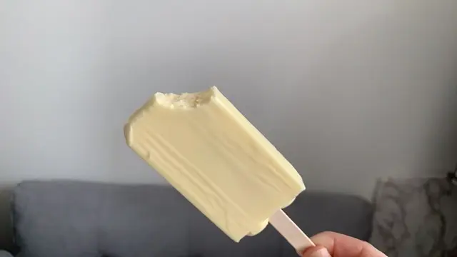 かじるバターアイスをコーヒーに入れてアレンジ♡ウインナーコーヒーのようなまろやかな味に_3