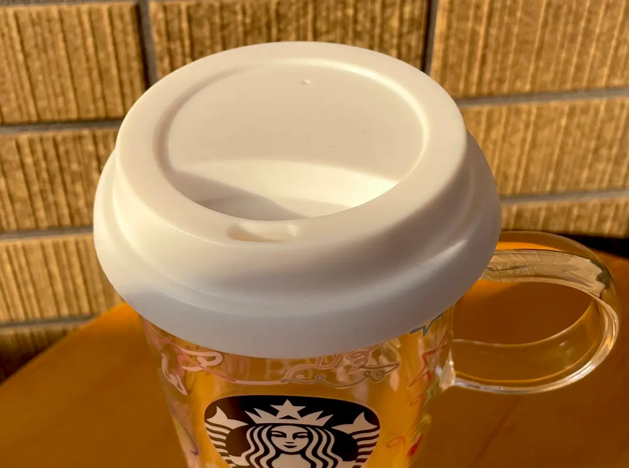 飲み口として小さな穴が空いている蓋の写真。