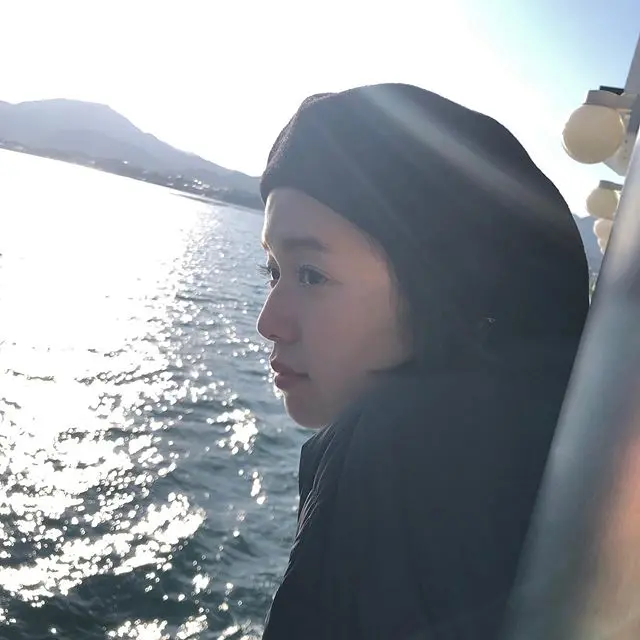 【佐藤栞里の撮影オフショット】広島グルメ探訪ロケにて、神社に立ち寄りおみくじを引いたしーちゃん。気になる恋愛運は......!?_2