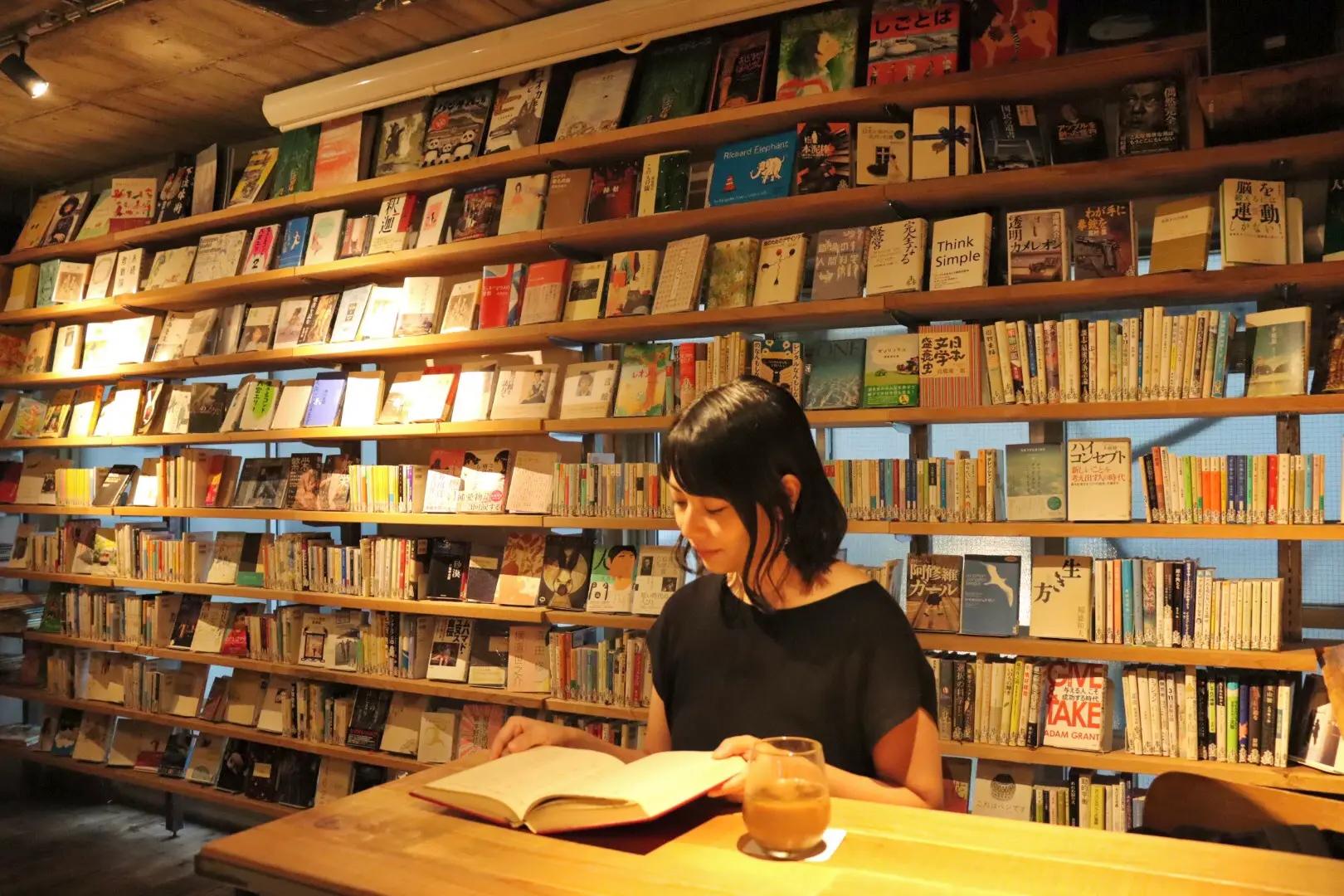 【飲食OK、おしゃべりOK、夜も開館】渋谷の穴場図書室_1