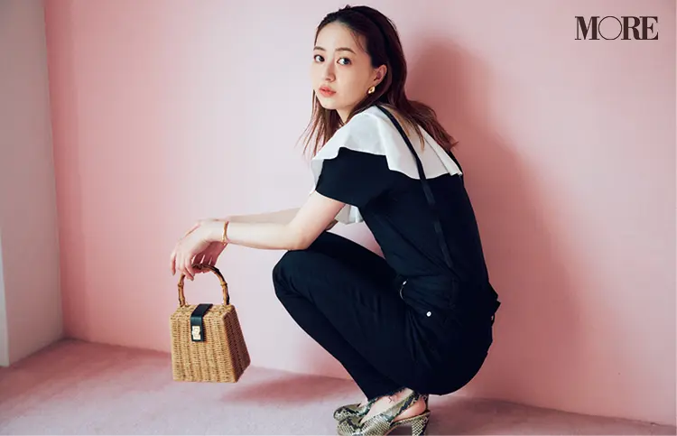 黒いTシャツを黒いボトムに合わせ、白い衿をプラスする