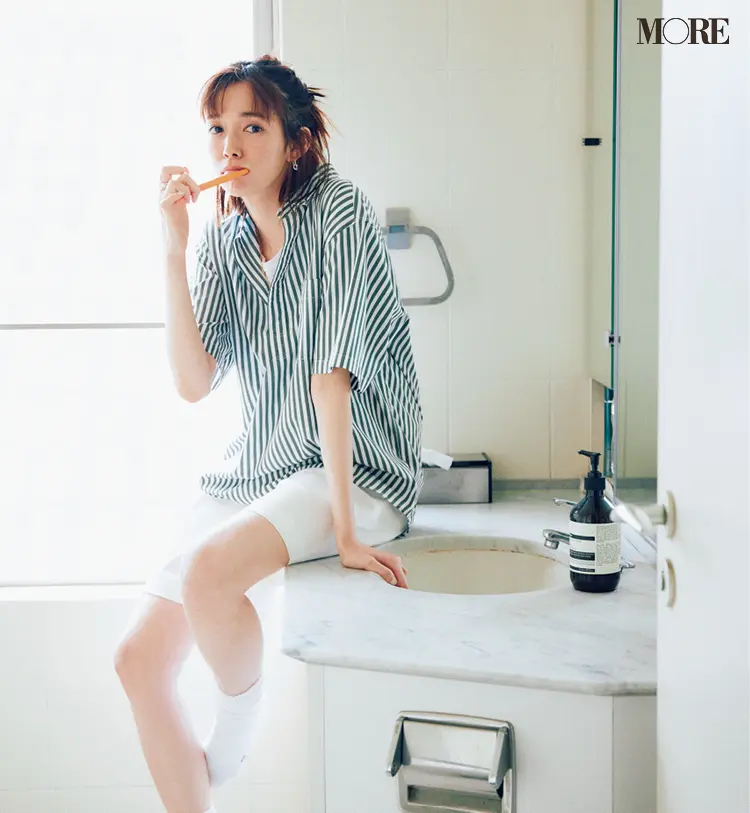 ストライプシャツ×白ハーフパンツで歯磨きする佐藤栞里