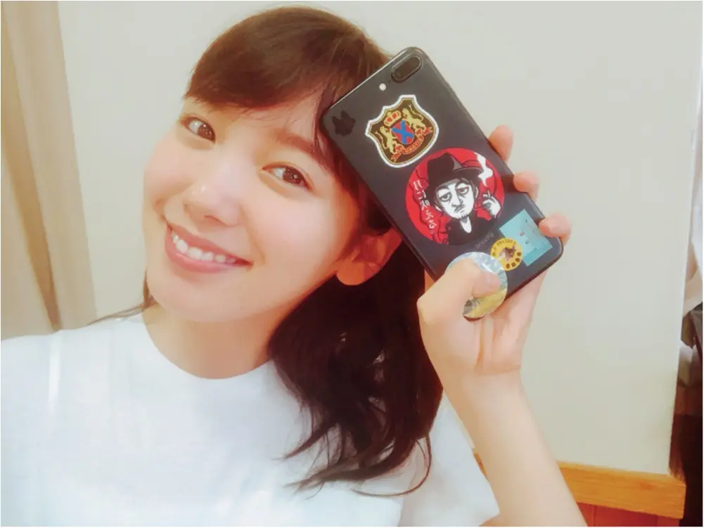 飯豊まりえは、レアなステッカーでDIY♡【モデルのオフショット:スマホケース編】_1