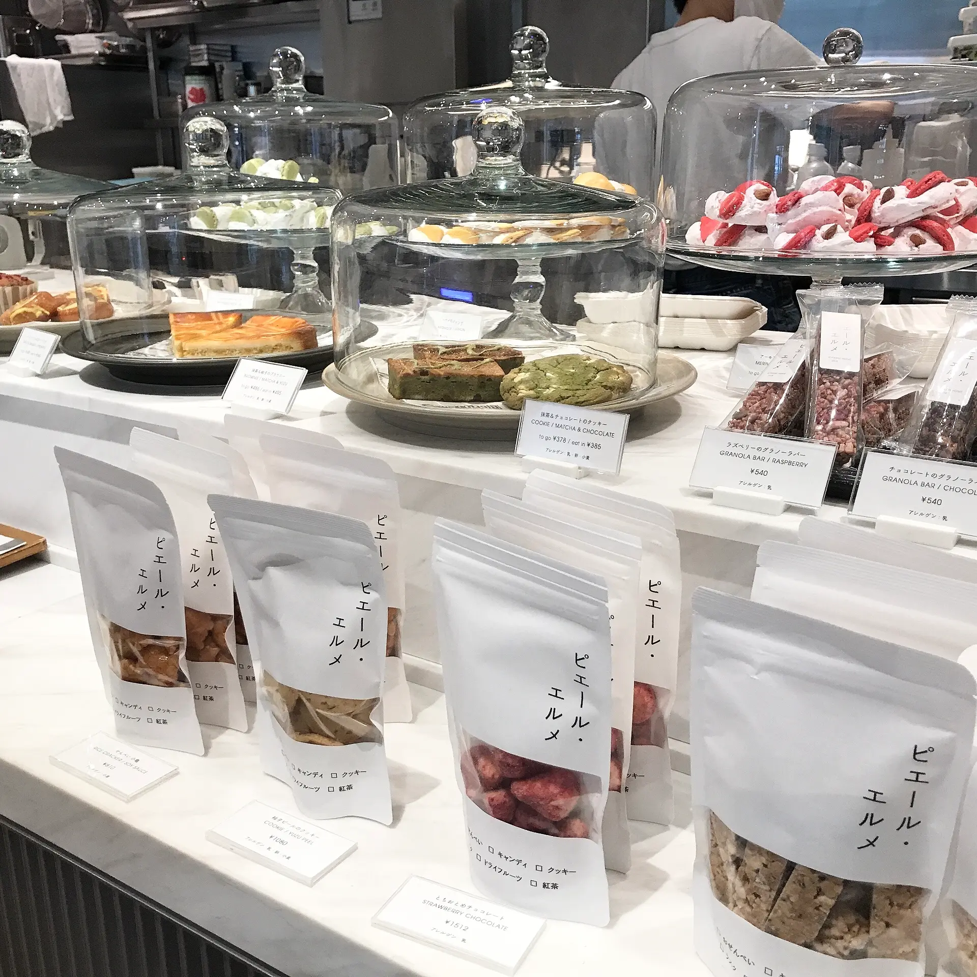 ピエール・エルメ丸の内の店内