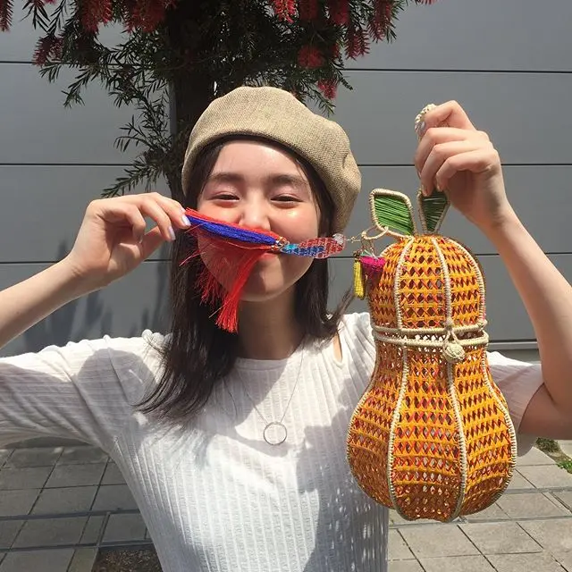 【唐田えりかの撮影オフショット】えっ、洋ナシ? 実はこう見えてかごバッグなんです!_3