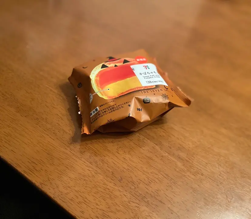 【コンビニスイーツ】セブンの新作!つまんでも破れないもっちもちの生地ととろけるパンプキンクリーム。_1