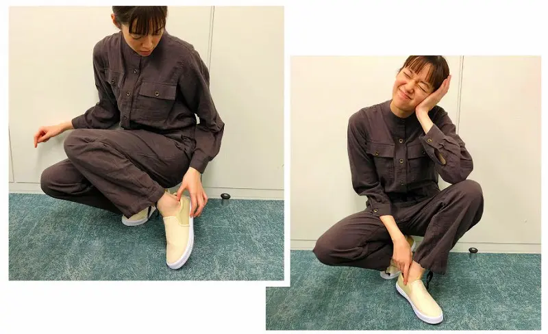 佐藤栞里が「バニラ&ピスタチオベージュ配色でひとくせ 撥水(はっすい)加工のキャンバススリッポン」着用している画像