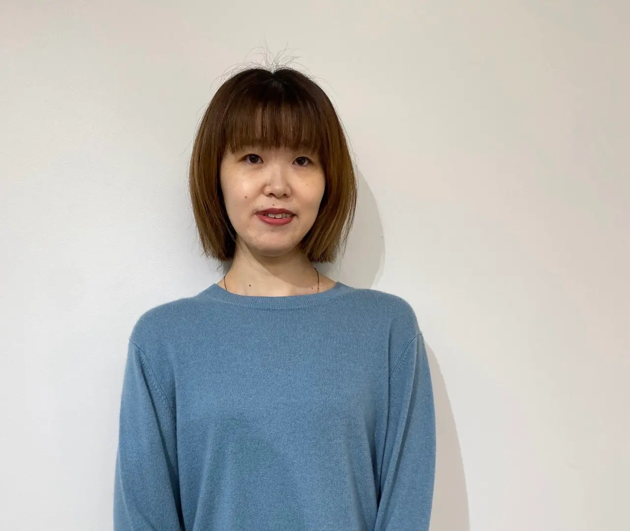 得意なくすみブルーのニットを試着
